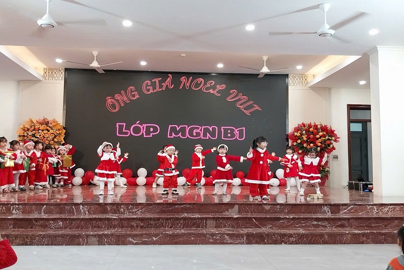 Ông già Noel vui tính. Lớp MGN B1- Nhóm trẻ, lớp MGĐlL 31 Nhà Chung