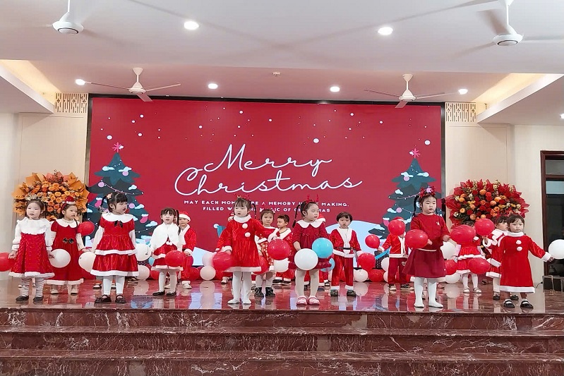 Liên khúc Giáng Sinh. Lớp MGN B2- Nhóm trẻ, lớp MGĐl 31 Nhà Chung