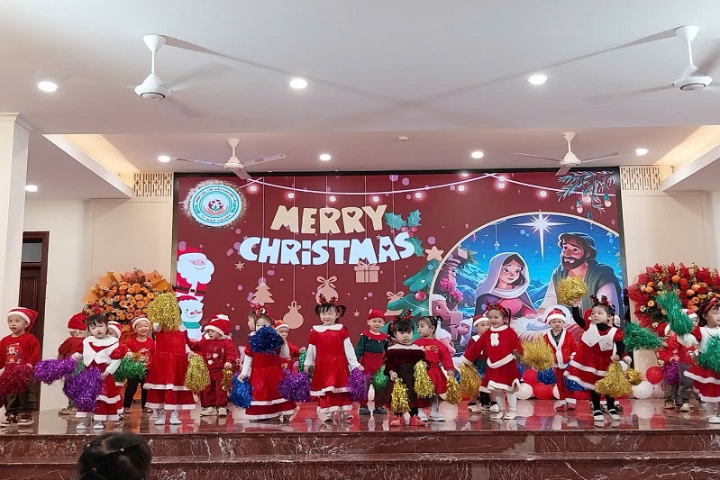 Ông Già Noel. Lớp MGB C2. Nhóm trẻ, lớp MGĐL 31 Nhà Chung