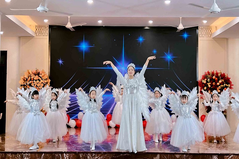 Múa Giáng Sinh Mùa Hồng Ân Cứu Độ- Cô và Trẻ Lớp múa Thiên Thần - Nhóm trẻ, lớp MGĐL 31 Nhà Chung