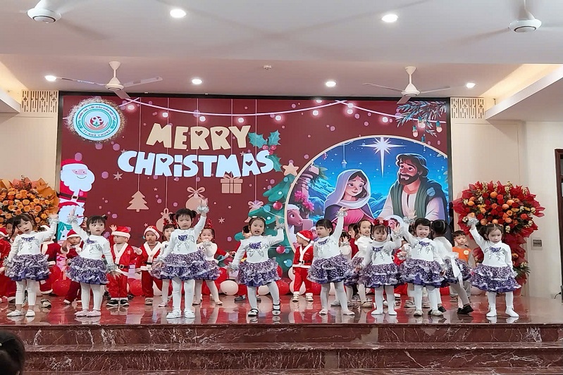 Bé vui Noel. Lớp MGB C1- Nhóm trẻ, lớp MGĐL 31 Nhà Chung